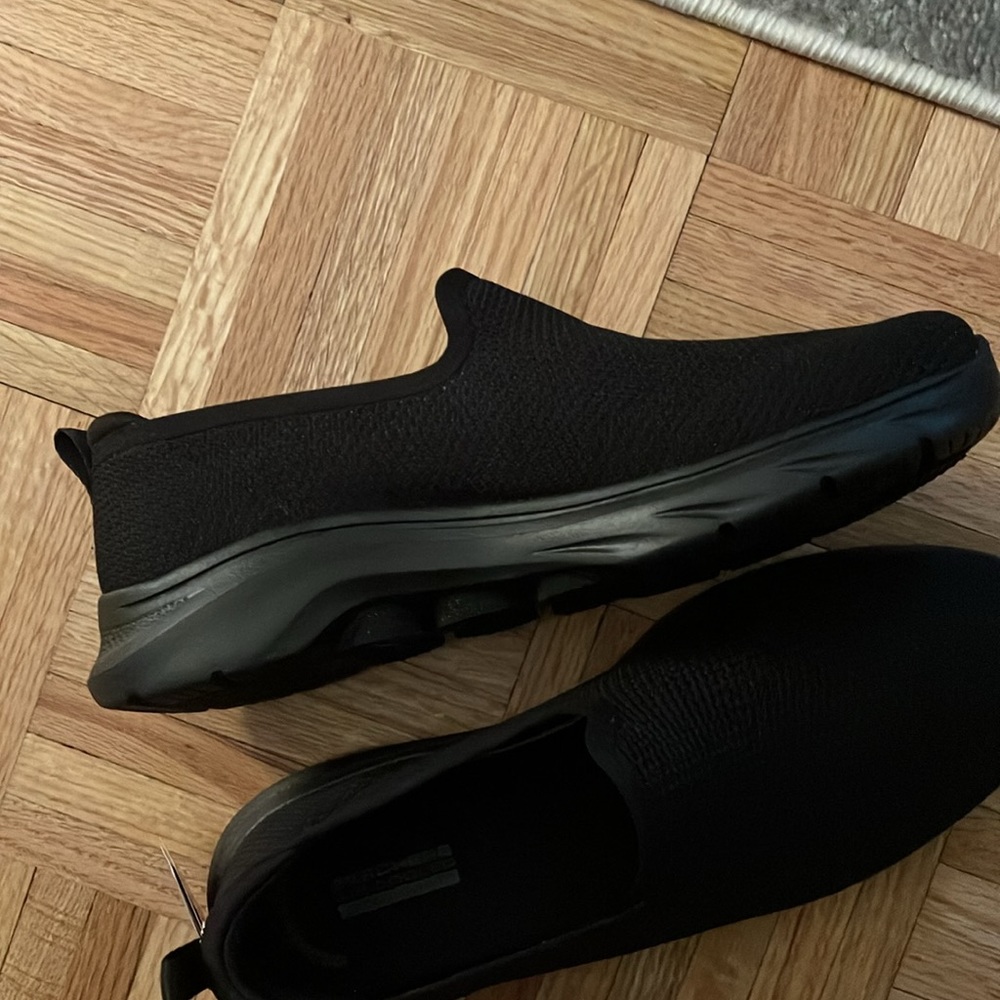 Nwt Skechers black go walk ivy 9 inch wide
